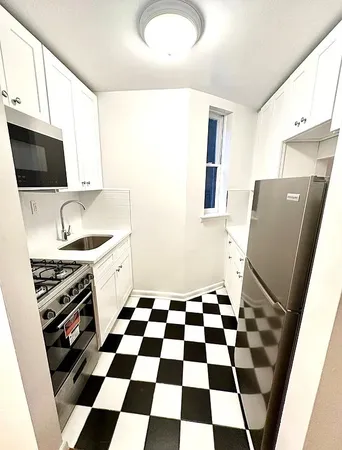 $3,050 | 886 10th Avenue, Unit 4A | Hell's Kitchen