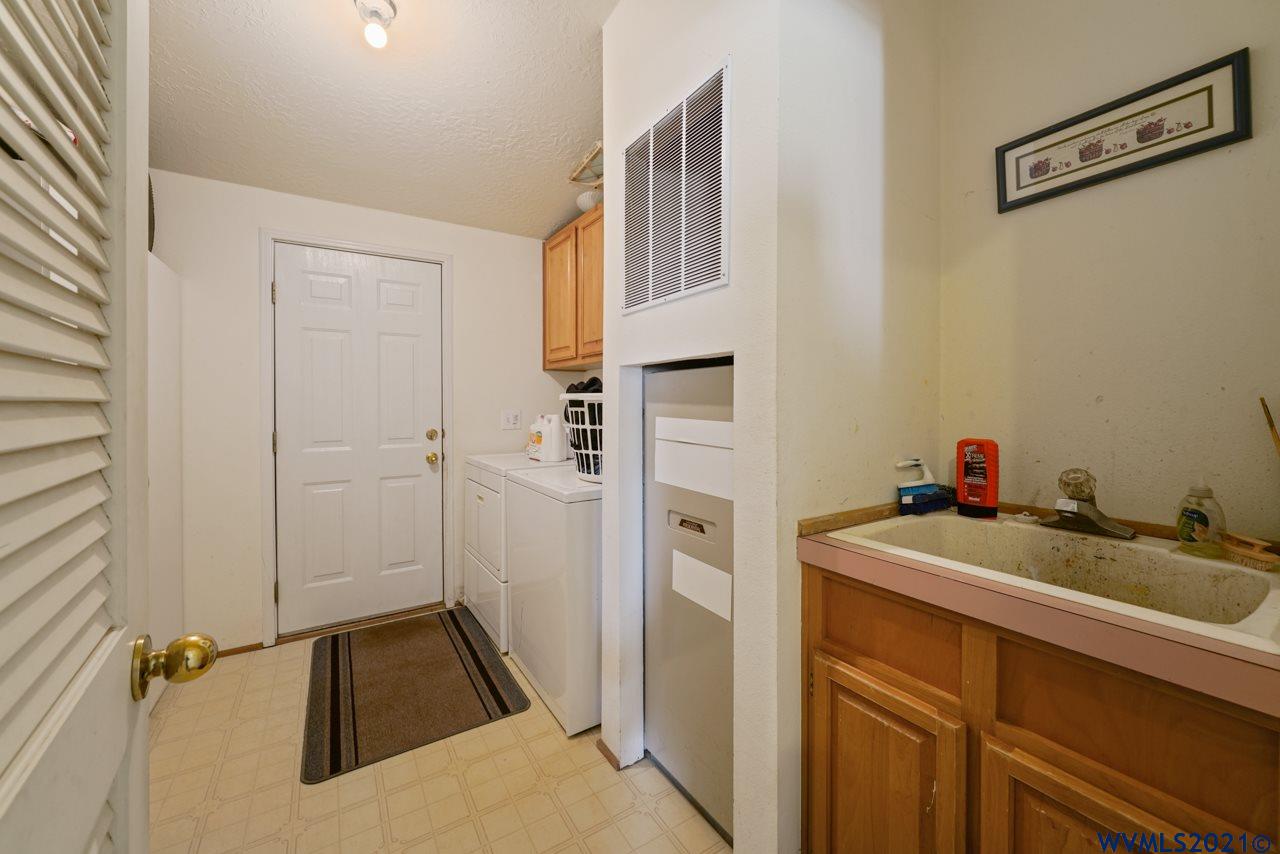 153 Hylo Road Southeast Salem, OR 97306 - Photo 29 of 41 a bathroom with a sink and a mirror