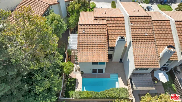 a view of a back yard of the house