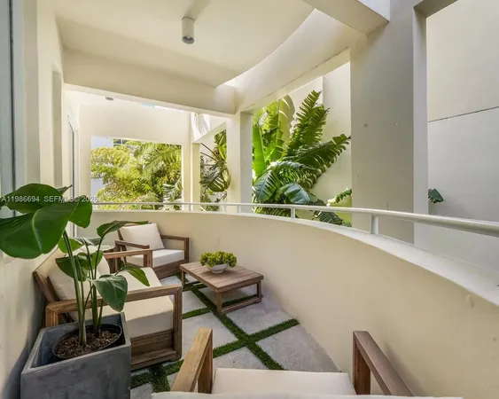 $5,500 | 100 Collins Avenue, Unit 202, Miami Beach, FL 33139