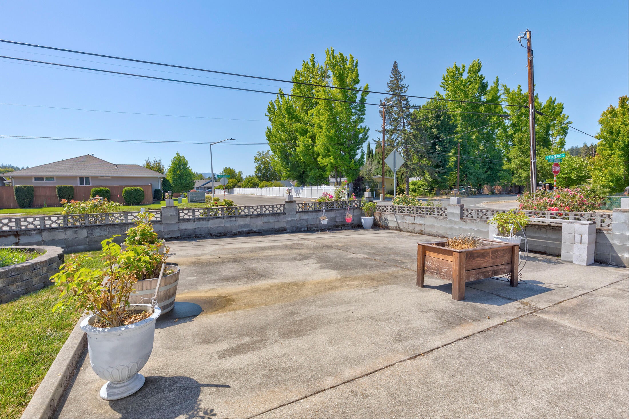 946 West Harbeck Road Grants Pass, OR 97527 - Photo 30 of 31 Large entertaining area in Front Yard