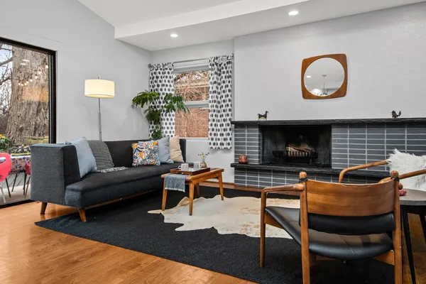 $899,000 | 6323 North Kirkwood Avenue, Chicago, IL 60646