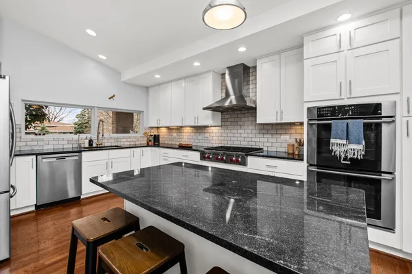 $899,000 | 6323 North Kirkwood Avenue, Chicago, IL 60646