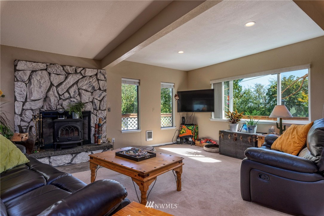 291 East Lombard Road South Grapeview, WA 98546 - Photo 4 of 28 Gallery Image 4
