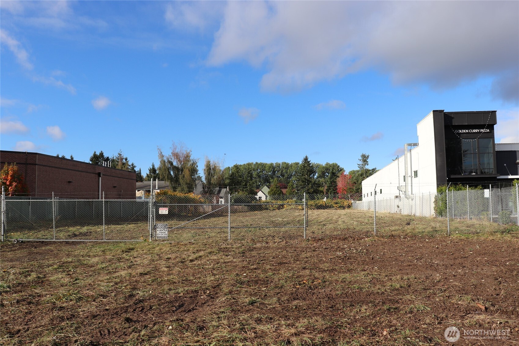 23809 West Valley Highway Kent, WA 98032 - Photo 2 of 23 a backyard of house