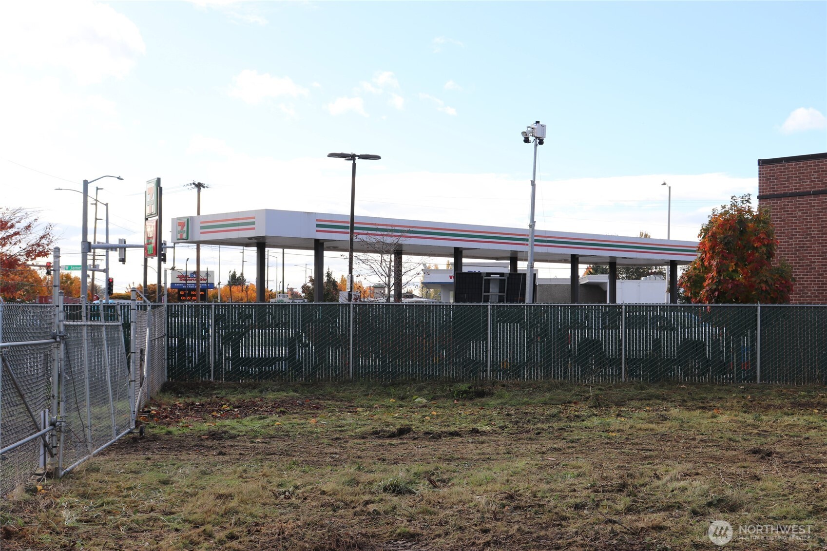 23809 West Valley Highway Kent, WA 98032 - Photo 4 of 23 a backyard of a house