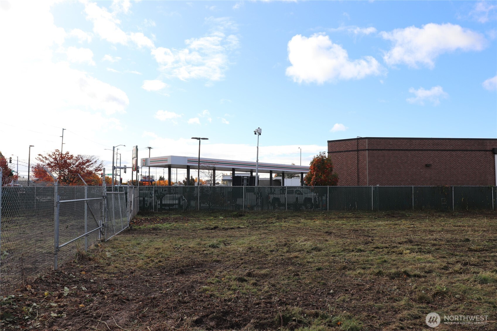 23809 West Valley Highway Kent, WA 98032 - Photo 5 of 23 a backyard of a house