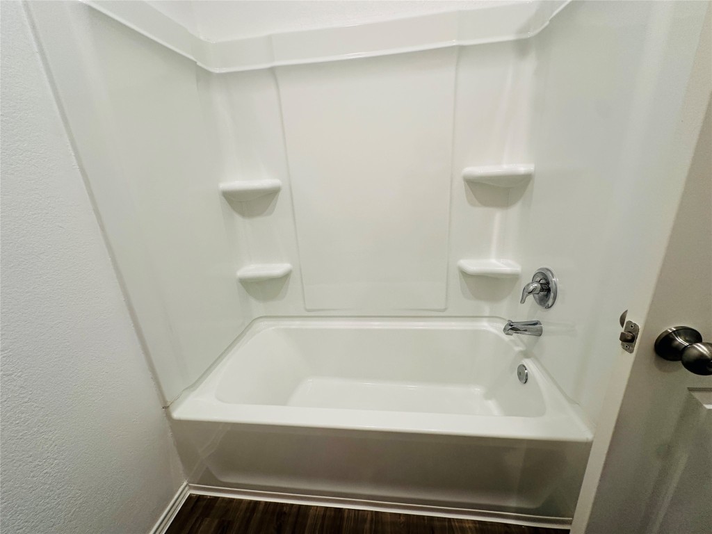 13410 Mussel Run Elgin, TX 78621 - Photo 11 of 32 a bathroom with a bathtub