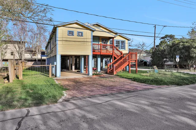 $319,000 | 631 Clear Lake Road, Clear Lake Shores, TX 77565