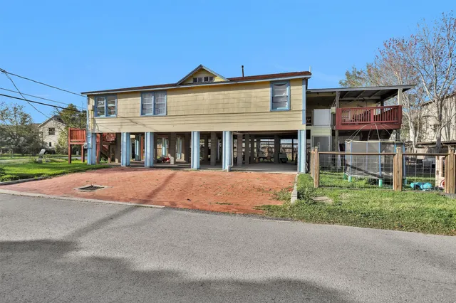 $319,000 | 631 Clear Lake Road, Clear Lake Shores, TX 77565