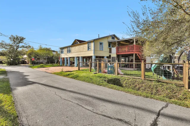 $319,000 | 631 Clear Lake Road, Clear Lake Shores, TX 77565