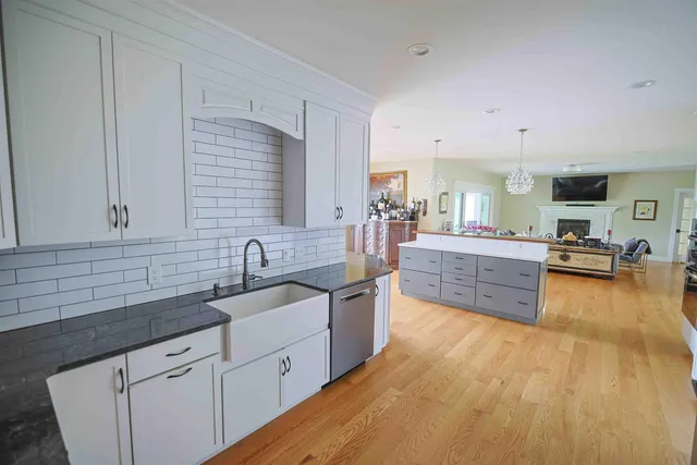 $2,295,000 | 25 Fosters Drive, Dover, NH 03820