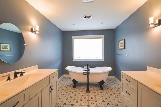 $2,295,000 | 25 Fosters Drive, Dover, NH 03820