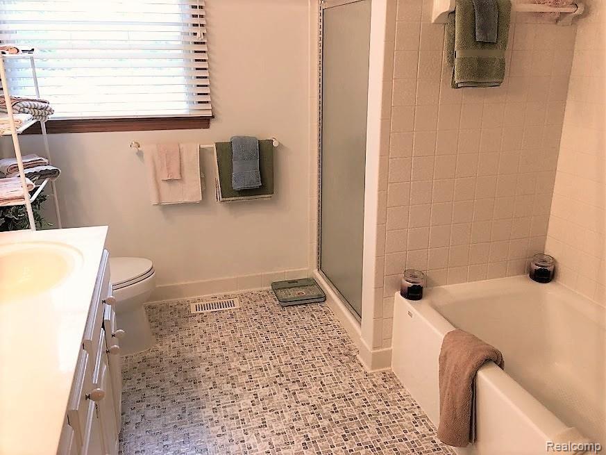 1344 Springborrow Drive Flint, MI 48532 - Photo 21 of 39 Bathroom (1).jpg