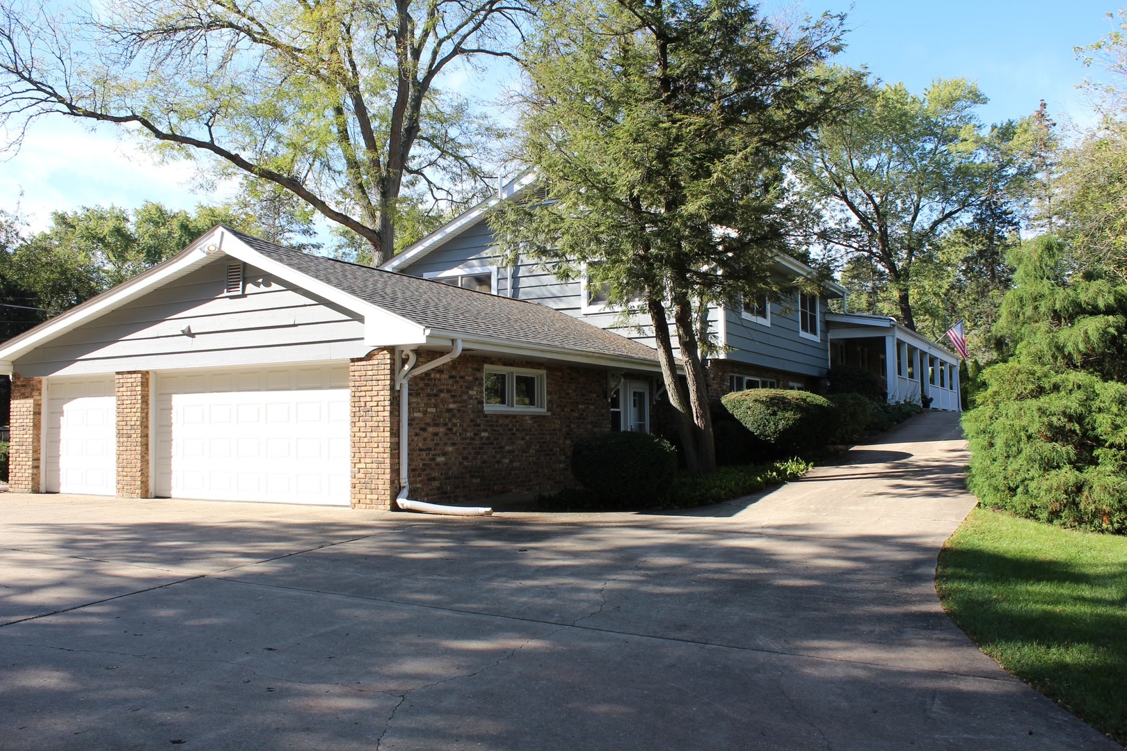 1601 Banbury Road Inverness, IL 60067 - Photo 35 of 36 a front view of a house with a yard