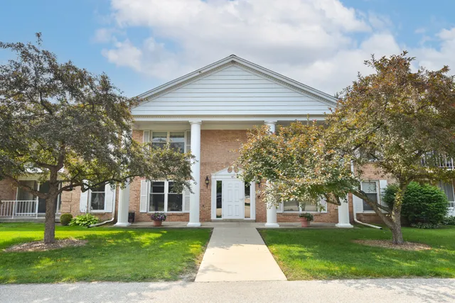 $224,900 | 945 Heritage Court, Unit 104, Mequon, WI 53092