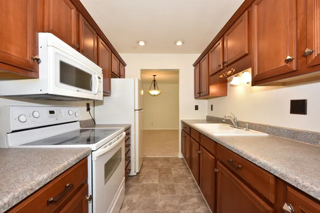 $224,900 | 945 Heritage Court, Unit 104, Mequon, WI 53092