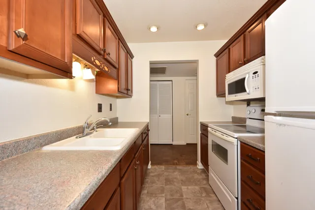 $224,900 | 945 Heritage Court, Unit 104, Mequon, WI 53092