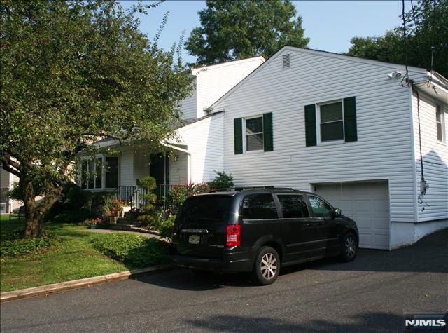 82 Heatherhill Road Cresskill, NJ 07626 - Photo 3 of 9