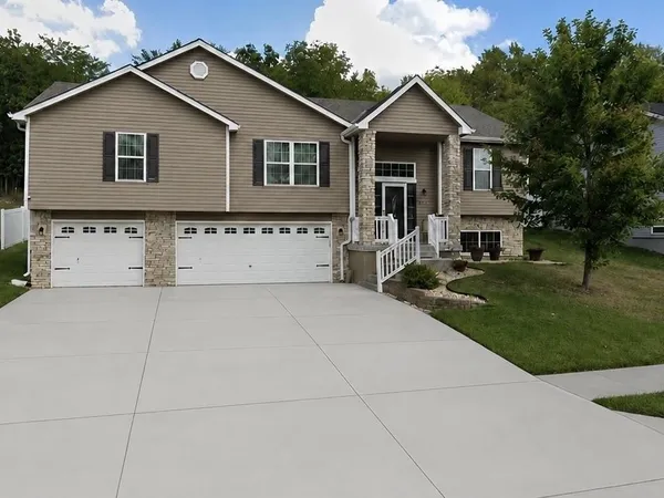 $360,500 | 623 South Kisner Drive, Independence, MO 64056