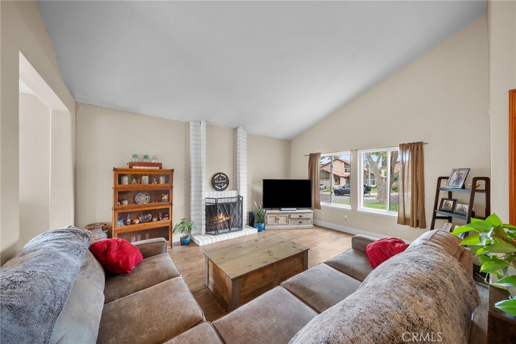 2978 Stacy Drive Simi Valley, CA 93063 - Photo 7 of 49