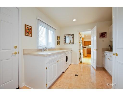 8220 Ridgepoint Drive Burr Ridge, IL 60527 - Photo 14 of 16 a bathroom with a sink a mirror and a bathtub