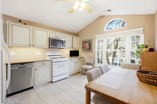 $299,500 | 30-w038 Willow Lane, Unit D, Warrenville, IL 60555