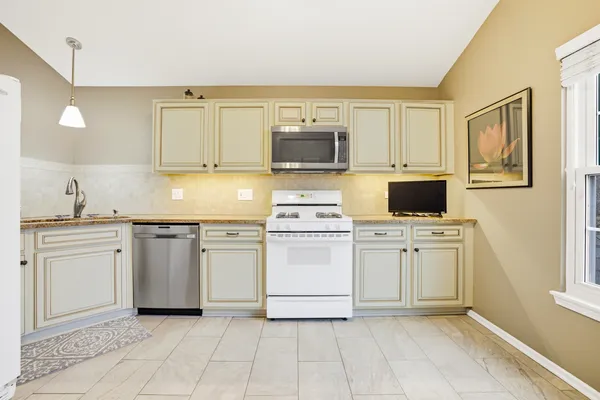 $299,500 | 30-w038 Willow Lane, Unit D, Warrenville, IL 60555