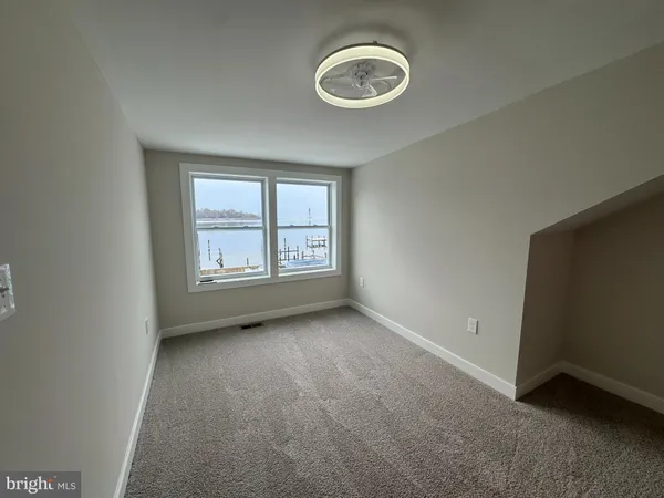an empty room with closet and mirror