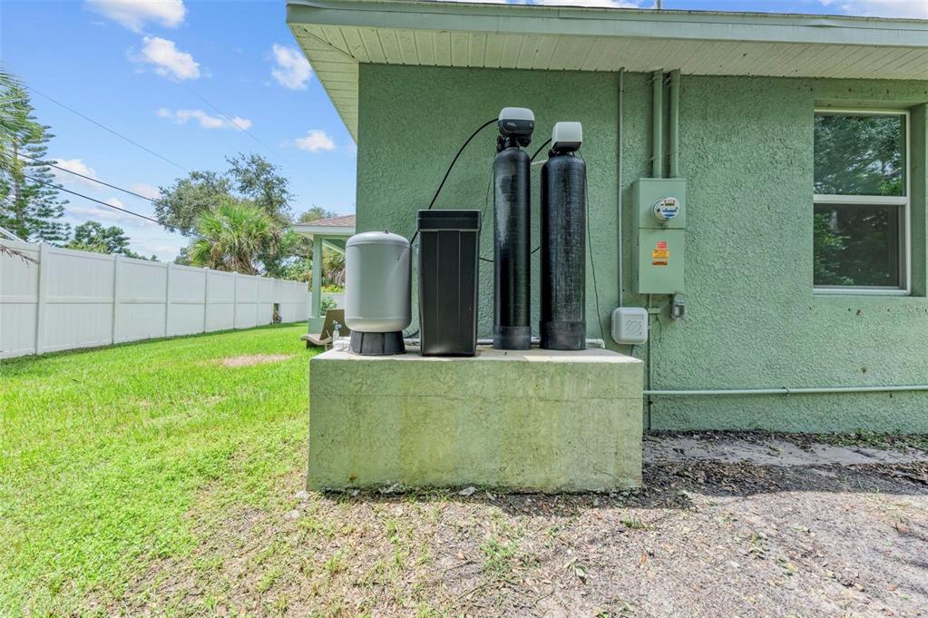105 Dartmouth Road Venice, FL 34293 - Photo 55 of 100 a view of a back yard