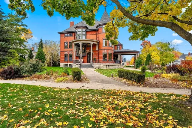 $950,000 | 902 South Madison Street, Green Bay, WI 54301