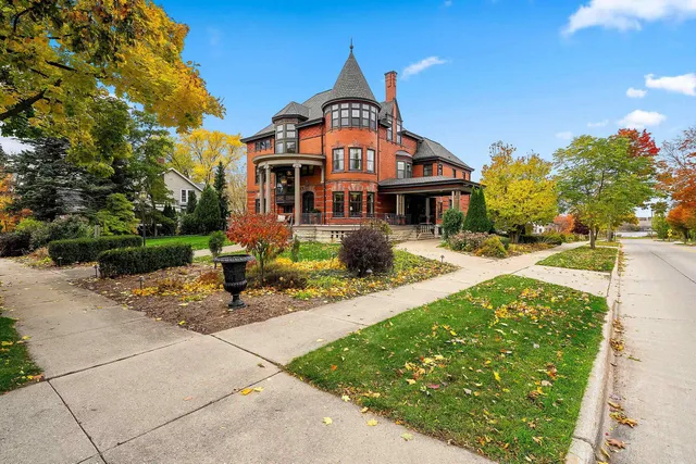 $950,000 | 902 South Madison Street, Green Bay, WI 54301