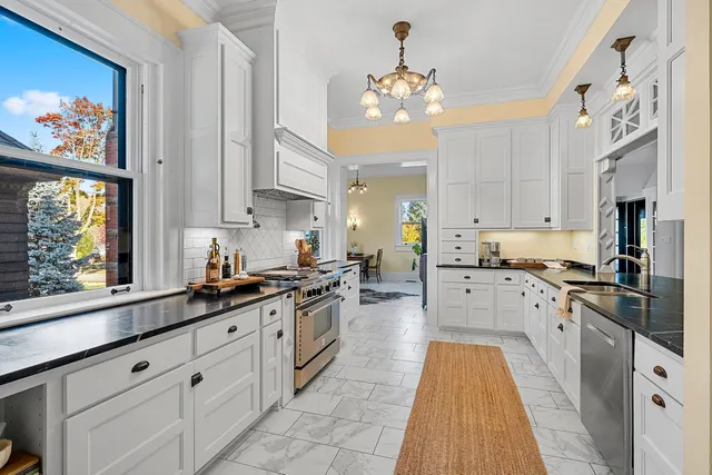 $950,000 | 902 South Madison Street, Green Bay, WI 54301