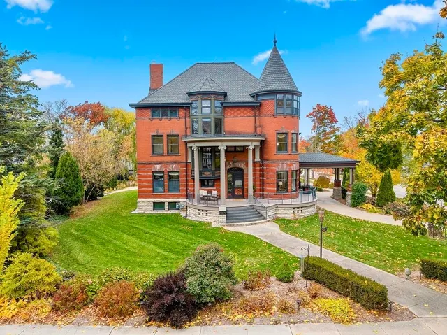 $950,000 | 902 South Madison Street, Green Bay, WI 54301