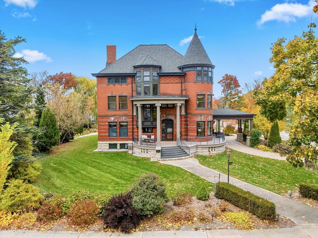 902 South Madison Street Green Bay, WI 54301 - Photo 3 of 90