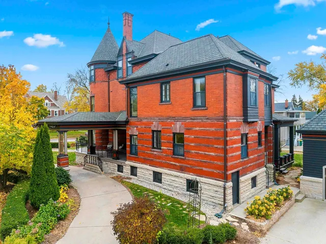 $950,000 | 902 South Madison Street, Green Bay, WI 54301