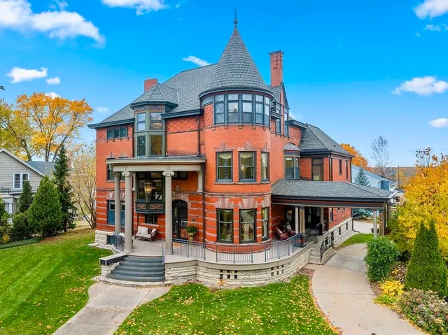 $950,000 | 902 South Madison Street, Green Bay, WI 54301