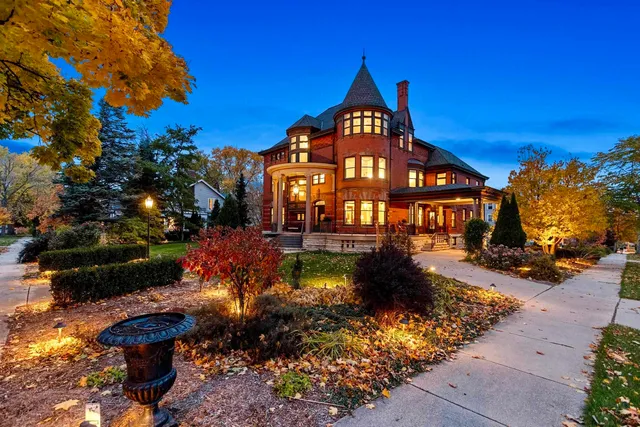 $950,000 | 902 South Madison Street, Green Bay, WI 54301