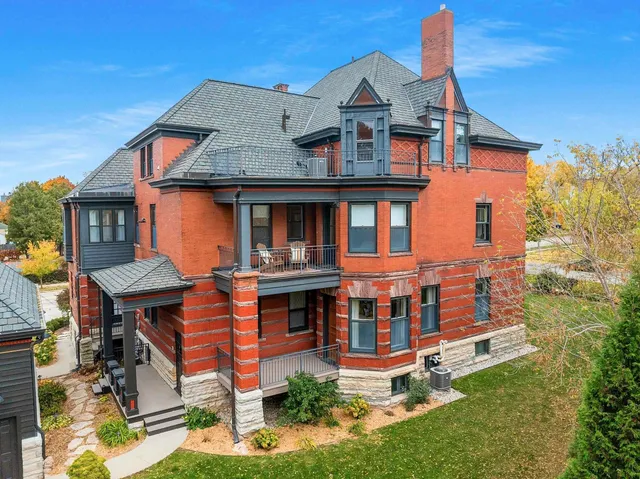 $950,000 | 902 South Madison Street, Green Bay, WI 54301