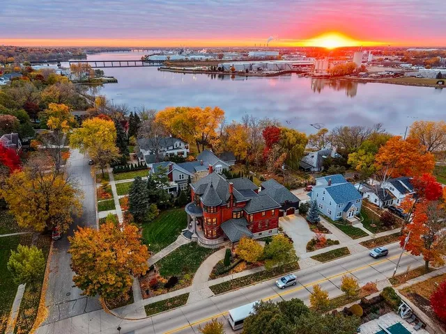 $950,000 | 902 South Madison Street, Green Bay, WI 54301