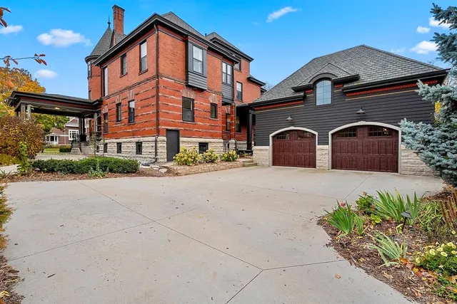 $950,000 | 902 South Madison Street, Green Bay, WI 54301