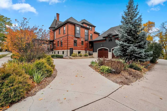 $950,000 | 902 South Madison Street, Green Bay, WI 54301