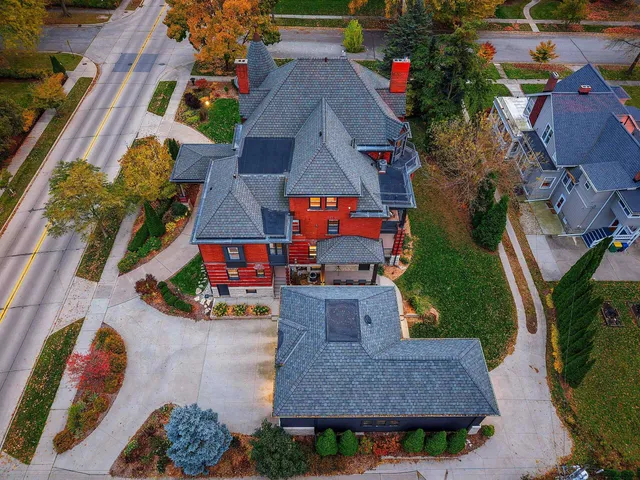 $950,000 | 902 South Madison Street, Green Bay, WI 54301