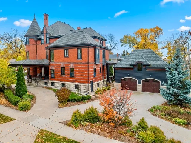 $950,000 | 902 South Madison Street, Green Bay, WI 54301