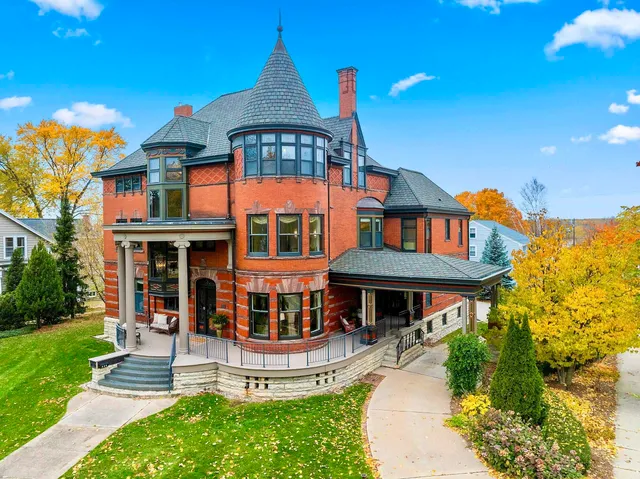 $950,000 | 902 South Madison Street, Green Bay, WI 54301