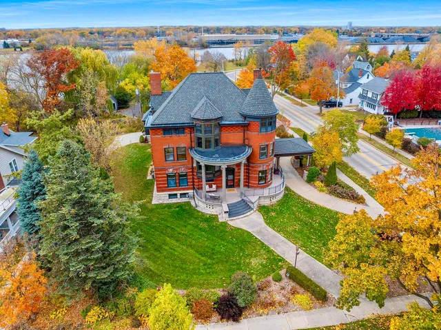 $950,000 | 902 South Madison Street, Green Bay, WI 54301