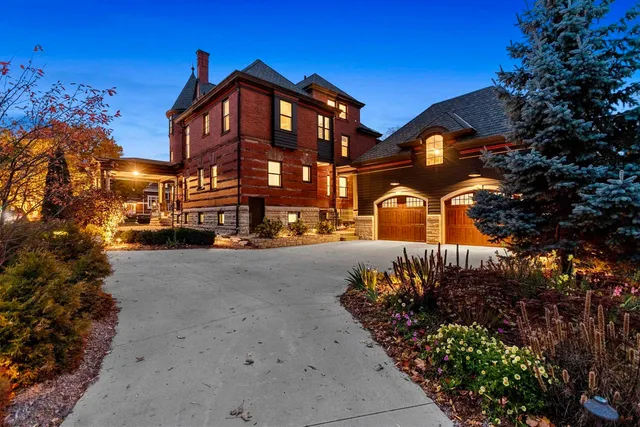 $950,000 | 902 South Madison Street, Green Bay, WI 54301