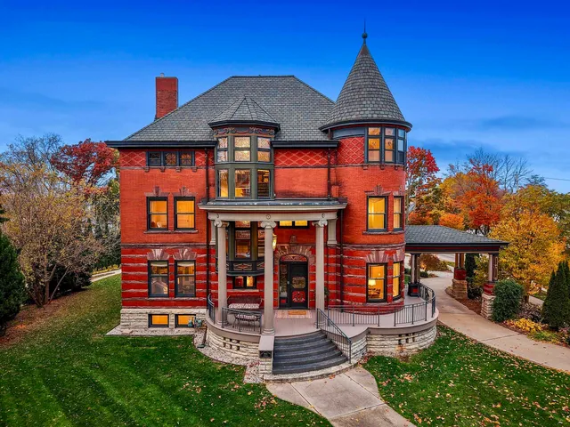 $950,000 | 902 South Madison Street, Green Bay, WI 54301