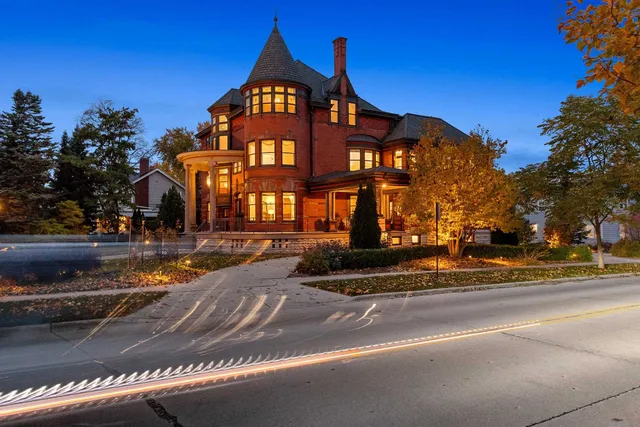 $950,000 | 902 South Madison Street, Green Bay, WI 54301
