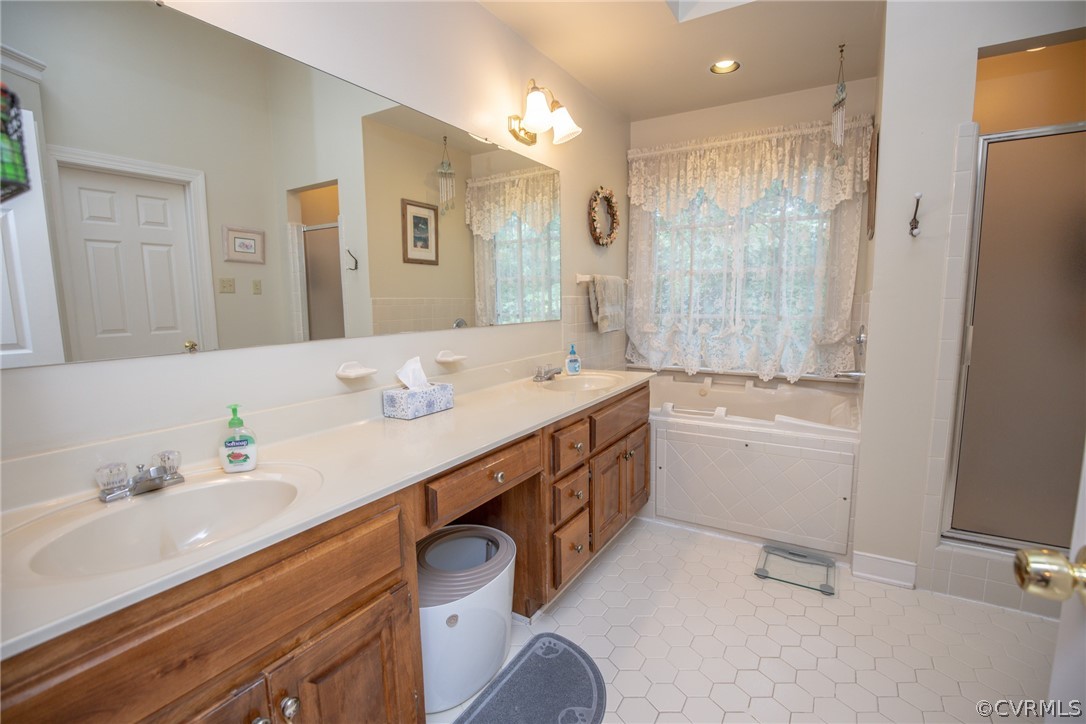 13340 Carters Way Road Chesterfield, VA 23838 - Photo 17 of 44 a bathroom with a tub sink and mirror